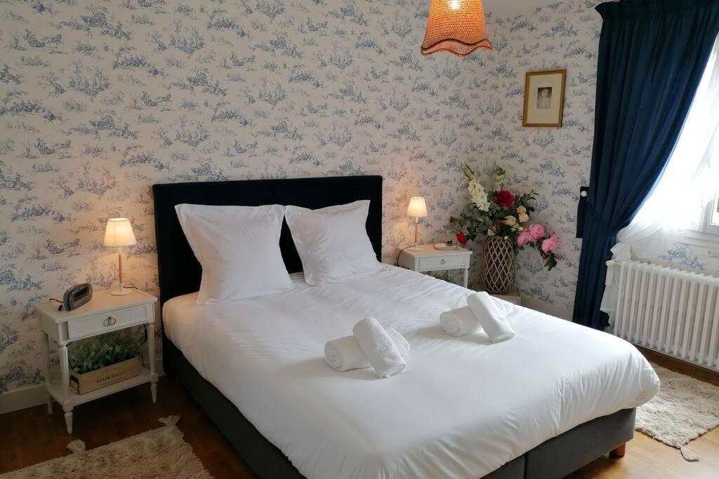 La Roseliere Maison Plain Pied Confortable Belle Decoration Jardin Magnifique 10 Mn a Pied Centre Ville Bayeux Proche Plages du Debarquement — 4-Star Luxury Hotel in Bayeux, France
