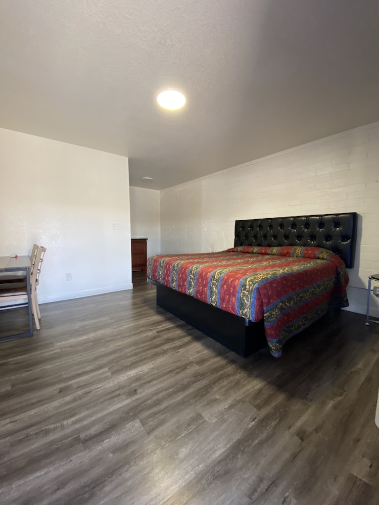 Lucky Cuss Motel - photo 7
