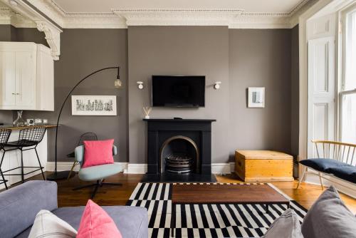 Stunning Notting Hill APT Beautiful Street — 4-Star Luxury Hotel in London, United Kingdom