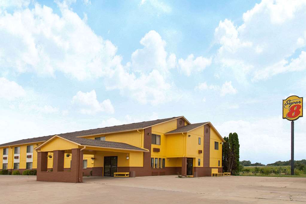 Super 8 by Wyndham Anamosa IA - photo 2