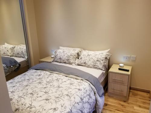 London Luxury Apartment 4 Bedroom Sleeps 12 people with 4 Bathrooms 1 Min walk from Station — 4-Star Luxury Hotel in Ilford, United Kingdom