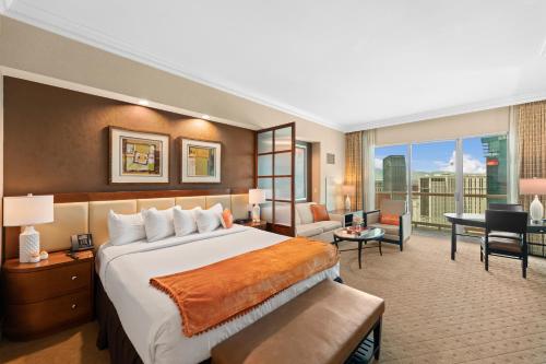 Lucky Gem Penthouse & Luxury Suites at Signature Resort Balcony Strip View 1607