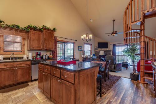 2BR Loft Village At Indian Point 1509 near SDC Free Tickets Daily up to 500 in Branson, United States