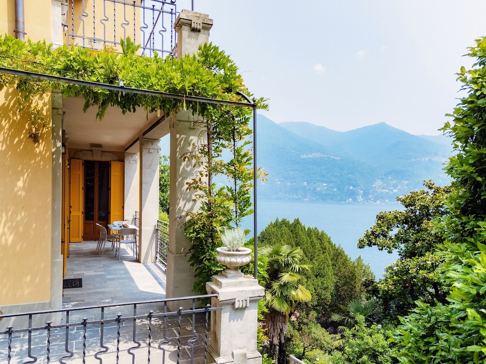 Villa Eugenia suite 2 — 4-Star Luxury Hotel in Carate Urio, Italy