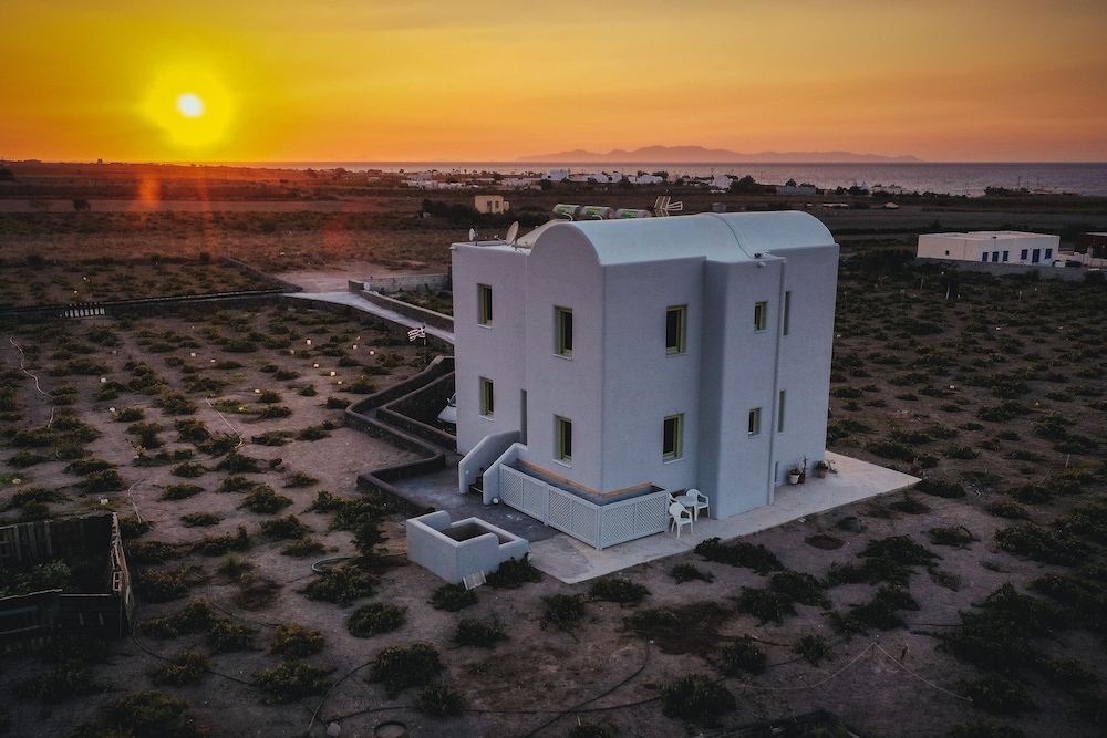 Abelonas Houses — 4-Star Luxury Hotel in Oia, Greece