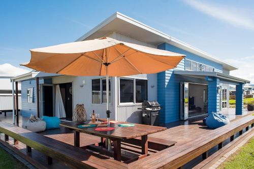 Ocean Blue sunny beach home close to surf & shops — 4-Star Luxury Hotel in Waihi Beach, New Zealand