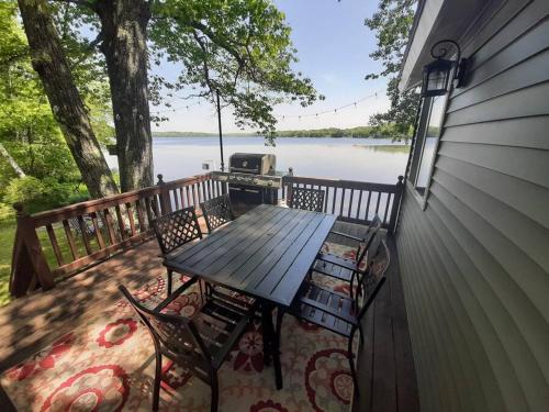 Sunrise Views Cabin With King Bed Bar And Game Room 17948273 — Hampden