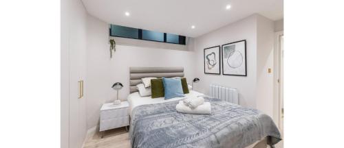 Luxe Minimalist 1 Bed Flat : 7 Mins from Station — 4-Star Luxury Hotel in London, United Kingdom