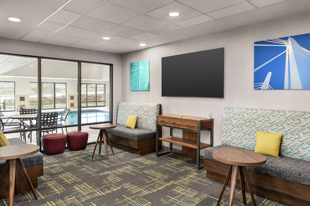 Hampton Inn Milwaukee Brookfield - photo 8