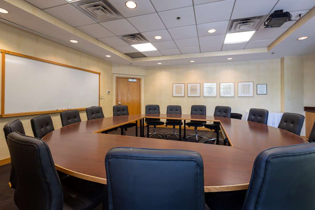 Gateway Hotel and Conference Center - photo 11