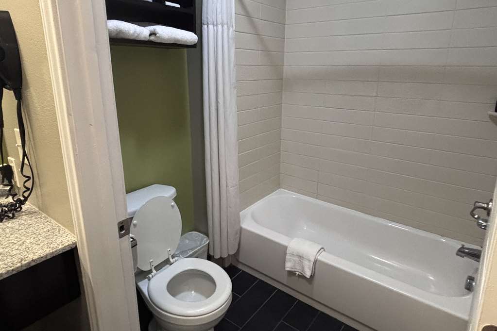 Rodeway Inn Dilley TX - photo 17