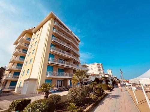 Appartamento Cima Vista Mare 3 camere WiFi Family Apartment — 4-Star Luxury Hotel in Lido Di Jesolo, Italy