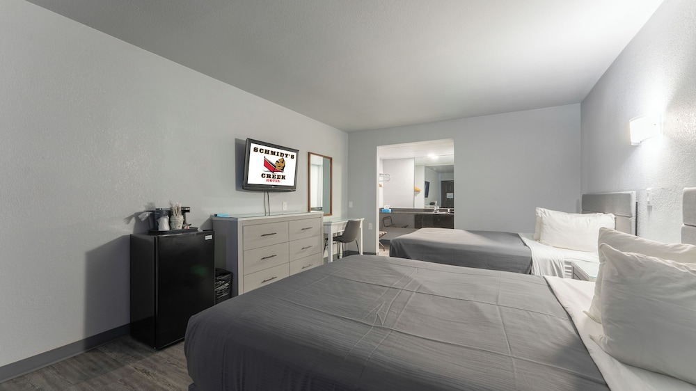 Schmidt's Creek Hotel - photo 12