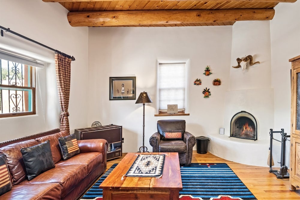 Amor Historic Adobe in the Heart of The Railyard and Downtown Santa Fe Hot Tub - photo 17