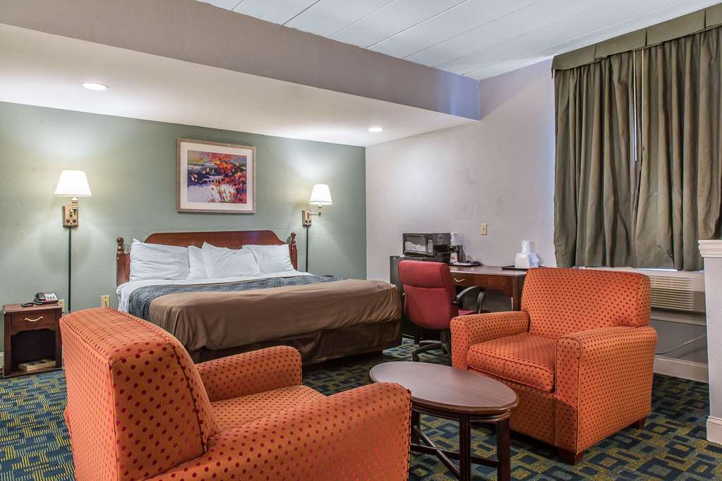 Econo Lodge Cranston Providence - photo 36