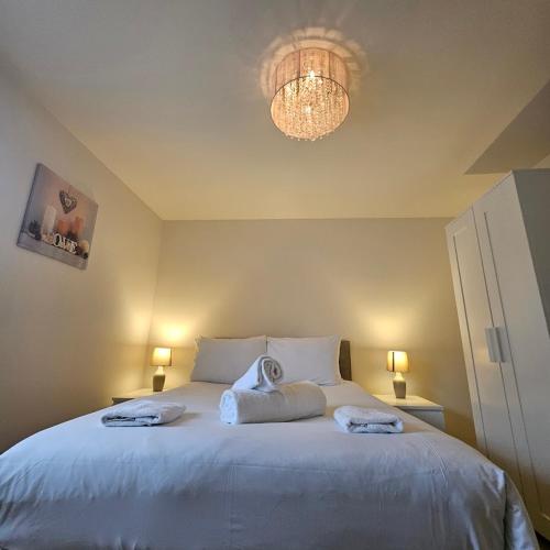 Modern Comfy 3 Bed Home Free 2 space driveway Free road parking Free Netflix — 4-Star Luxury Hotel in Derby, United Kingdom