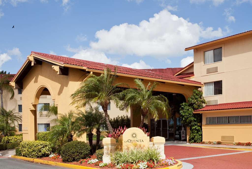 La Quinta Inn & Suites by Wyndham St. Pete Clearwater Airpt - featured photo