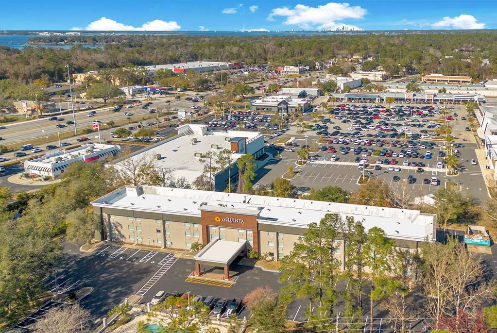 La Quinta Inn & Suites by Wyndham Jacksonville Mandarin - photo 7