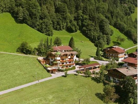 Haus am Sonnenhang — 4-Star Luxury Hotel in Finkenberg, Austria