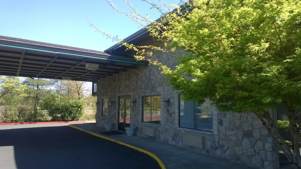 PepperTree Inn - photo 29