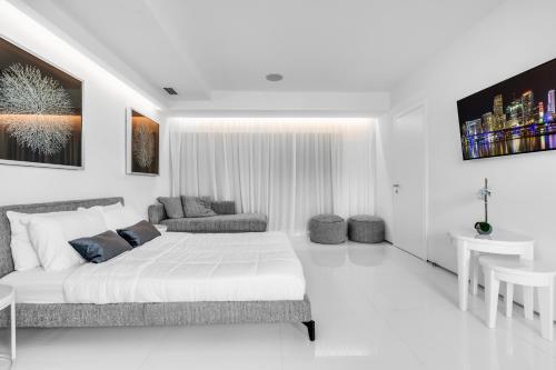 Villa Loggia Oasis Luxurious 6BD 7BA with Resort Style Pool - photo 7