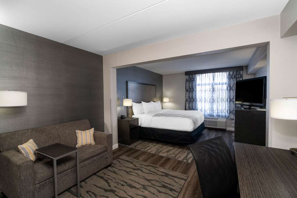La Quinta Inn & Suites by Wyndham Raleigh Downtown North - photo 12