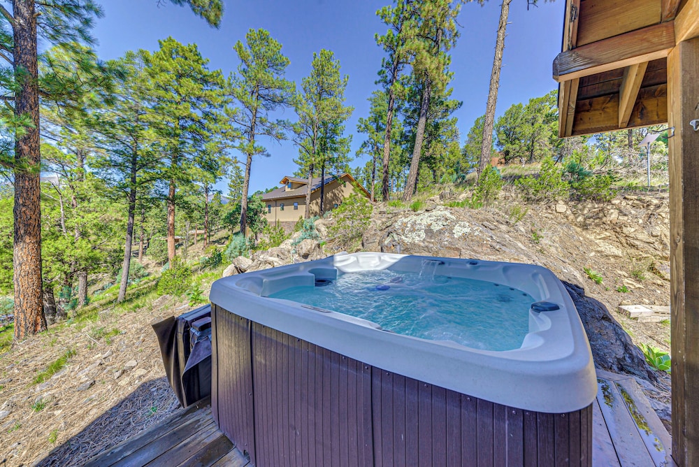 Scenic Ruidoso Escape w Hot Tub & Mountain View in Ruidoso, United States