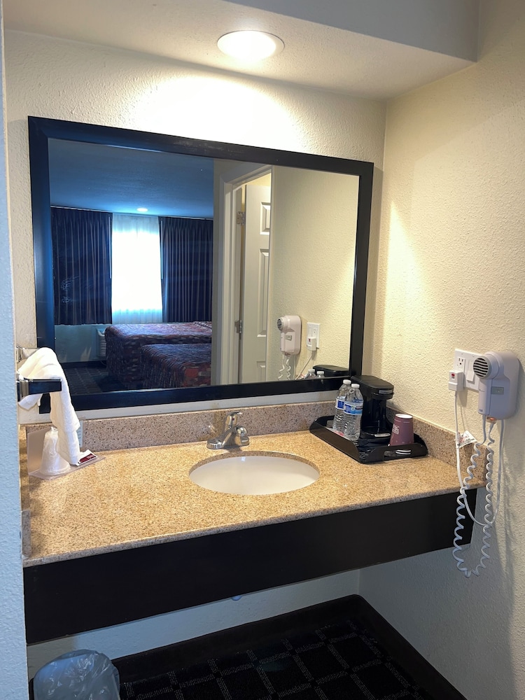 Oregon Trail Inn and Suites - photo 15
