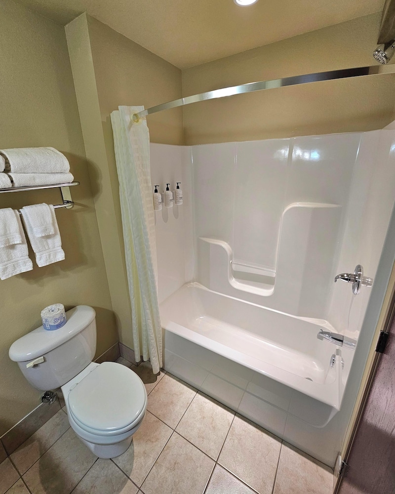 Cobblestone Inn & Suites Clintonville - photo 35
