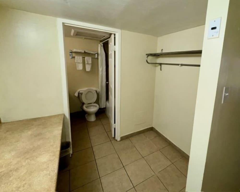 Big Chile Inn & Suites - photo 20