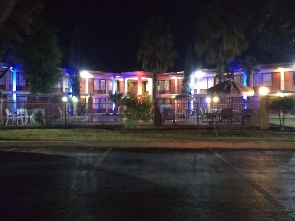 Knights Inn San Antonio near Frost Bank Center - photo 21