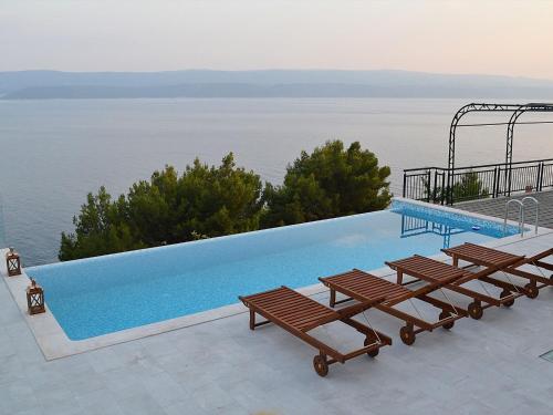Snug Apartment in Celina with Swimming Pool — 4-Star Luxury Hotel in Omis, Croatia