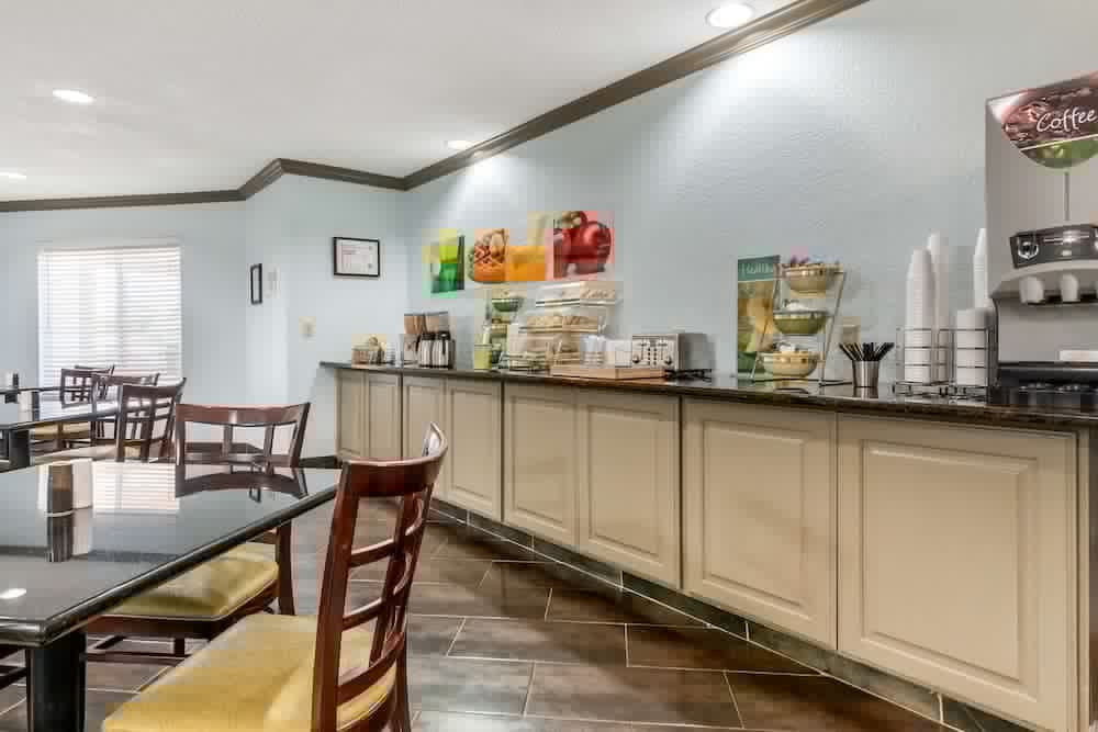 Quality Suites Kansas City International Airport - photo 13