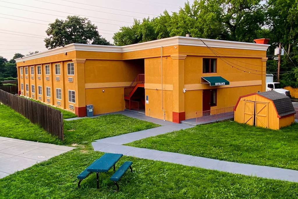 Super 8 by Wyndham Gloucester - carbon neutral hotel in Gloucester