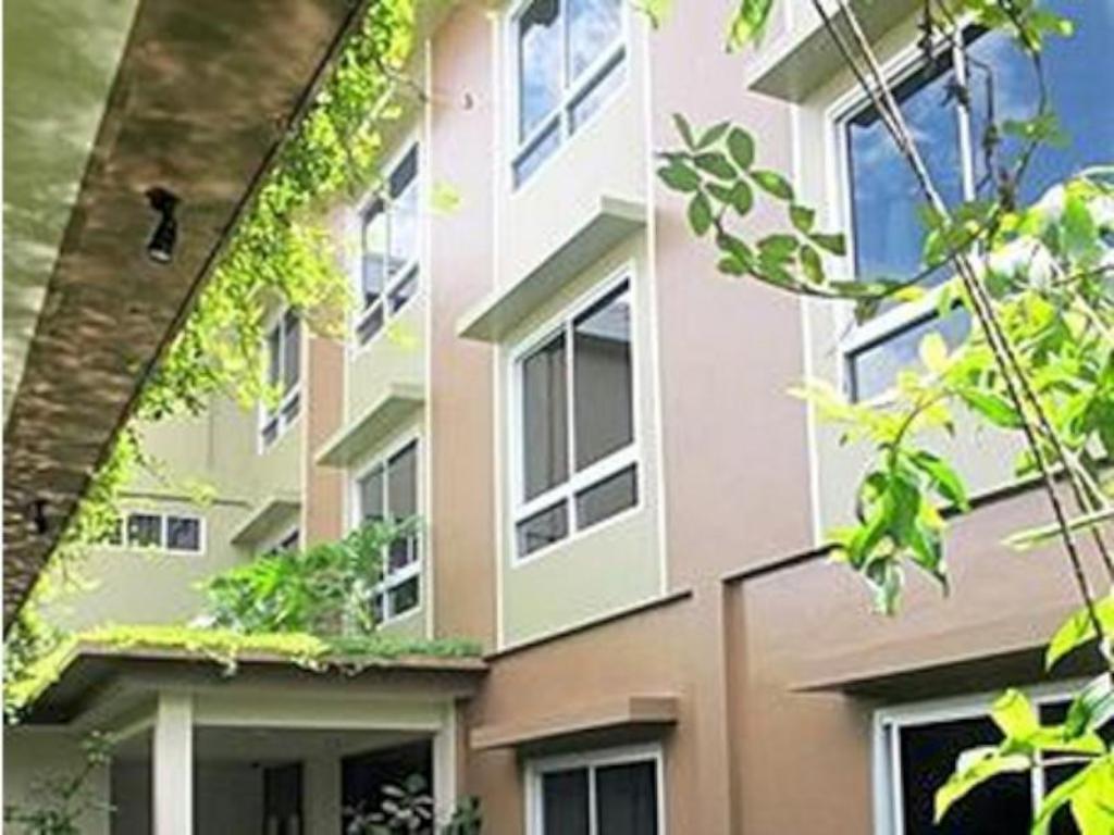 Jhoanie Hotel — Tomohon