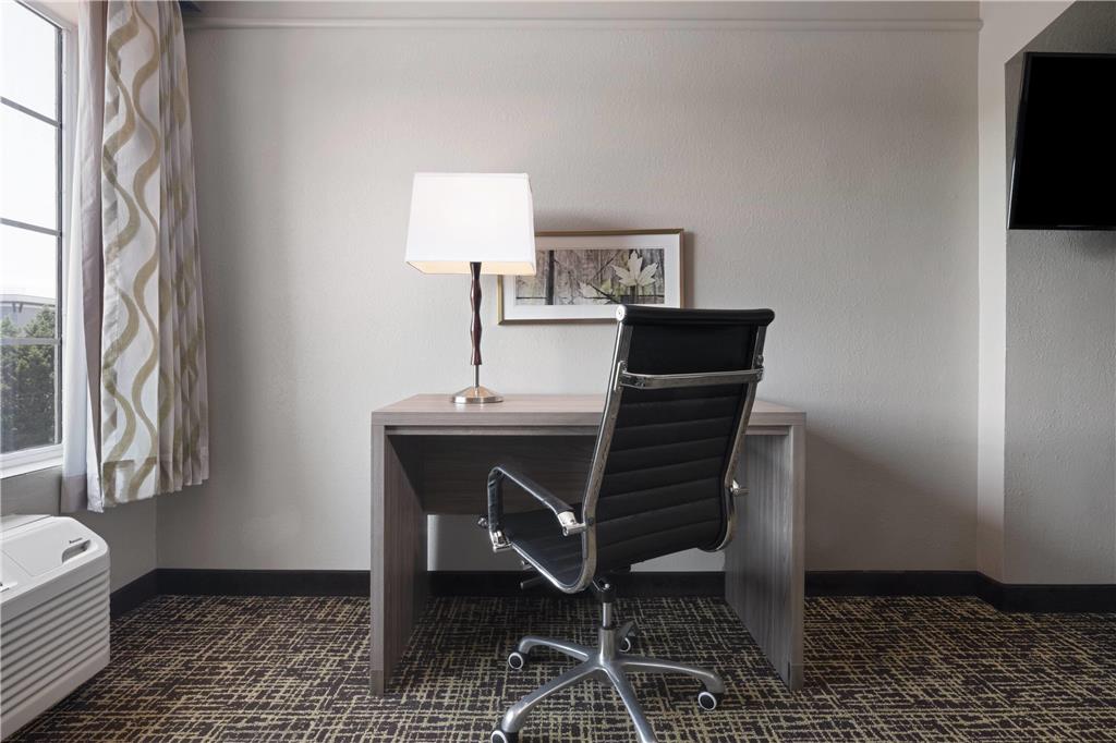 La Quinta Inn & Suites by Wyndham Atlanta Stockbridge - photo 36