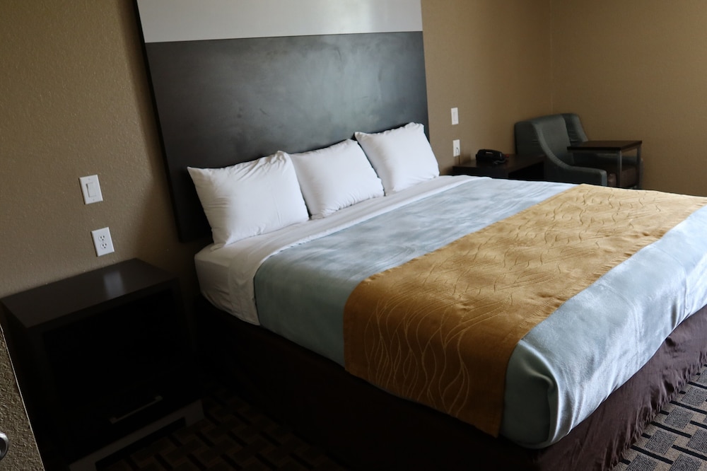 West Worth Inn and Suites - photo 4
