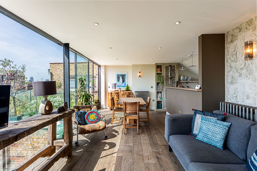 Stunning Penthouse Apartment Near Battersea Park — 4-Star Luxury Hotel in London, United Kingdom