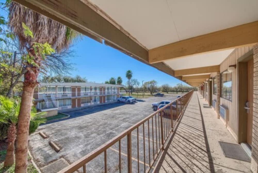 Americas Best Value Inn Uvalde - photo 24