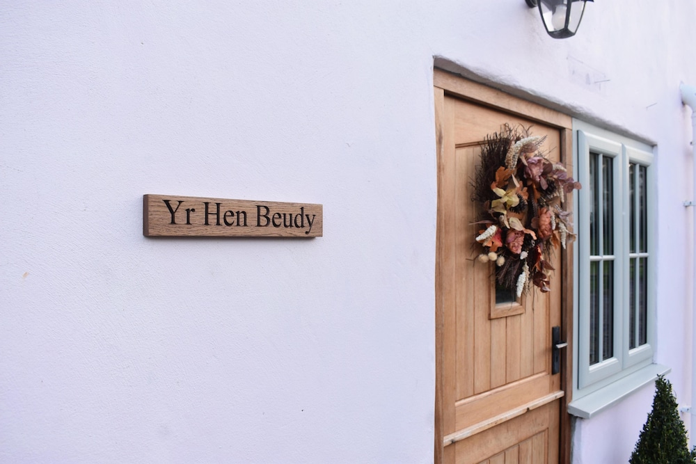 Yr Hen Beudy Barn Conversion Sleeps 4 Dogs Ok in Carmarthen, United Kingdom