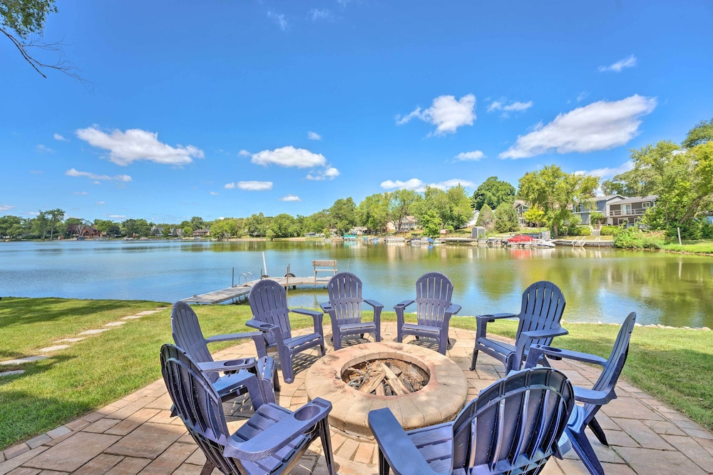 Lakefront Oasis with Boat Dock Fire Pit Grill — 4-Star Luxury Hotel in Bristol, United States