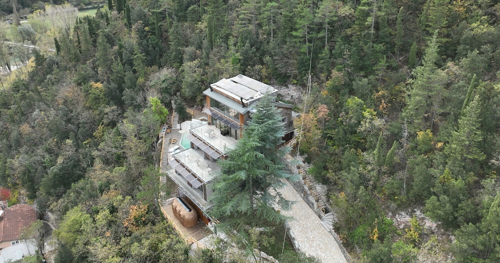 La Forestale Luxury Ecolodge Piano Terra Appt — 4-Star Luxury Hotel in Acqualagna, Italy