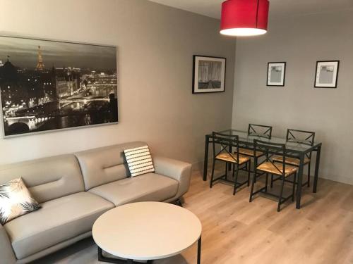 Luxueux Pavillon Grande Suites Familiales 4 Pax Avec Grand Jardin Et Balcon — hotel in Bagneux