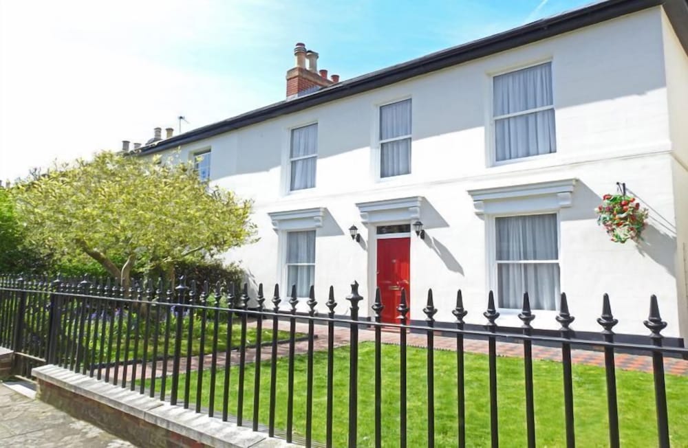 Peel House — 4-Star Luxury Hotel in Gosport, United Kingdom
