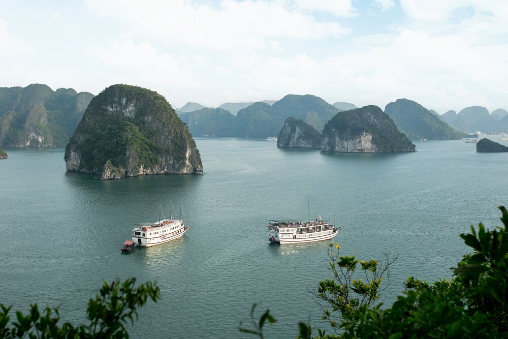 Halong Majestic Legend Cruise — 4-Star Luxury Hotel in Ha Long, Vietnam
