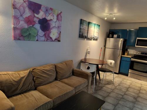 Modern Art Deco 1BR Retreat