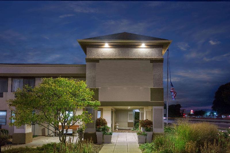 AmericInn by Wyndham Beloit — Beloit — photo 4