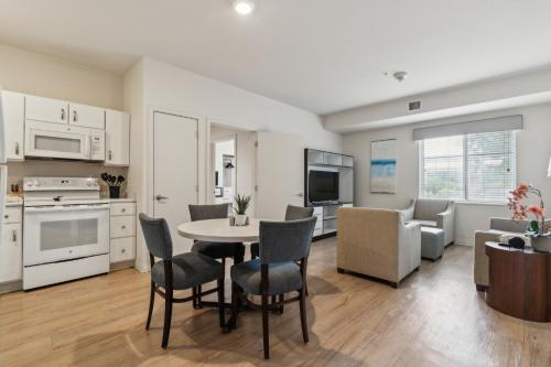 Simplicity At the Rim 1118 I Comfy 3 Bed 2 Bath — 4-Star Luxury Hotel in San Antonio, United States