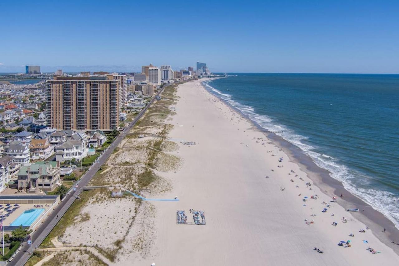 Gammys Beach Getaway Sleeps 20 2 blocks to Beach in Ventnor City, United States