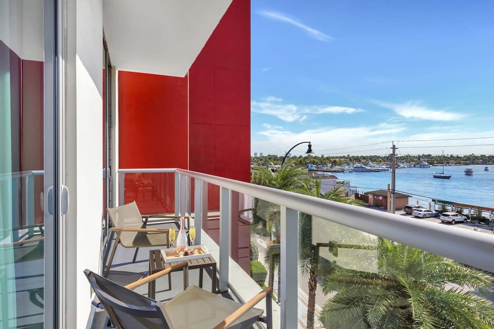Front Bay View Terrace Amazing Pool — 4-Star Luxury Hotel in Hollywood, United States